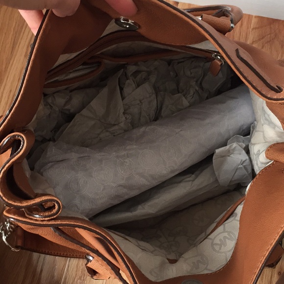 (Like new) Michael Kors Large Hamilton handbag - Picture 7 of 8